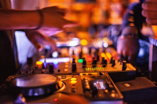 Discover the essential steps to becoming a successful House Music DJ. Learn the tricks of the trade and elevate your DJ skills to the next level.